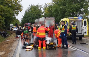 Összeütközött egy személyautó és egy teherautó, három ember meghalt