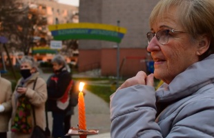 A gyertya a szeretet lángját hirdeti – így ünnepeltek a lakótelepen élők