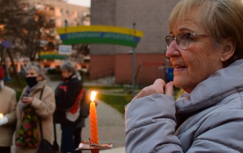 A gyertya a szeretet lángját hirdeti – így ünnepeltek a lakótelepen élők