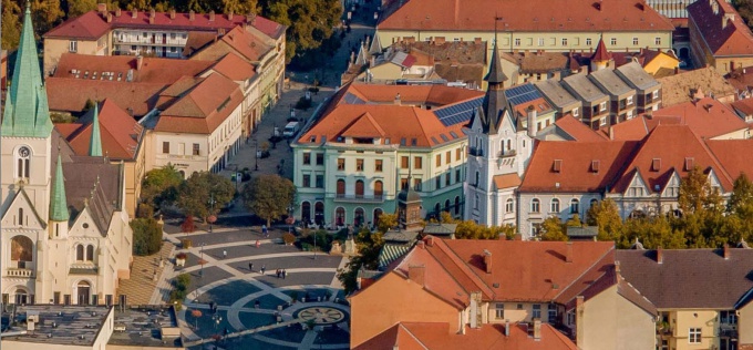 Tizenöt éves a főtér társasháza