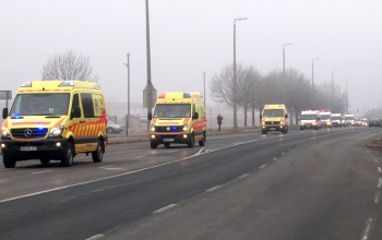 Mintegy harminc mentőautó vonult végig a városon