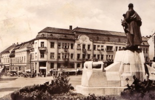 105 éve áll már a téren