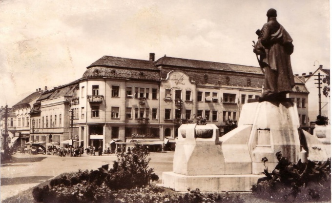 105 éve áll már a téren