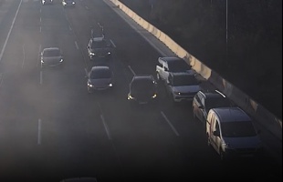 Büntetőfékezés miatt rohantak egymásba a kocsik az autópályán - VIDEÓ