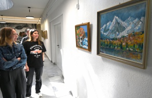 Tavaszi hangulat a kormányhivatal galériájában