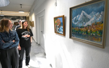 Tavaszi hangulat a kormányhivatal galériájában