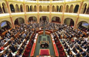 Elfogadta a parlament a törvénymódosítást – Nem évülhetnek el semmilyen esetben a gyilkossági ügyek