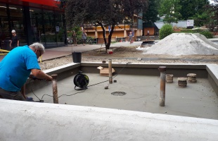 Nemsokára a gombafejek is felkerülnek a retró szökőkútra