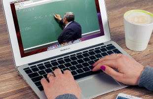 A tavaszi félévben is online tanulnak az egyetemisták