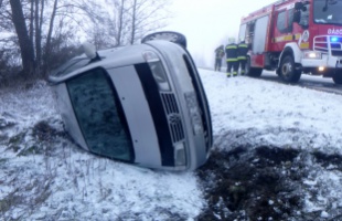 Az árokba hajtott, majd felborult egy autó