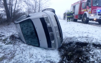 Az árokba hajtott, majd felborult egy autó