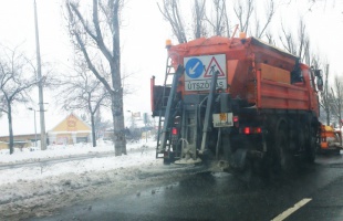 Készenlétben a sószórók és a közmunkások