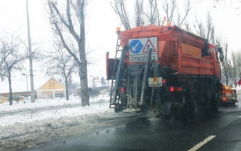 Készenlétben a sószórók és a közmunkások