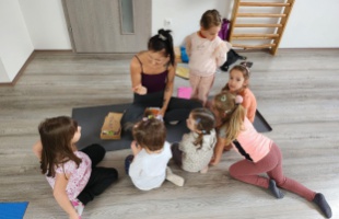 A belső béke megtartására tanít – Kaposváron is elérhető már a Jógakaland Gyerekjóga!