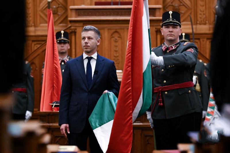 Magyar Péter miniszterelnök leteszi esküjét az új Országgyűlés alakuló ülésén (Fotó: MTI/Illyés Tibor)
