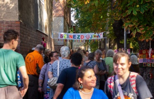 Nagyi kockák díszítik a Rippl-Rónai utca fáit – ismét megszépítették az utcát a gyöngyfások – galéria