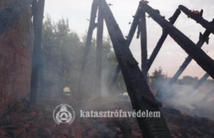 Teljes terjedelmében lángolt a nagybajomi ház teteje
