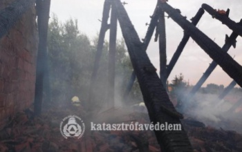 Teljes terjedelmében lángolt a nagybajomi ház teteje