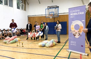 200 ezer forint értékű sportszercsomagot nyertek a kaposvári diákok