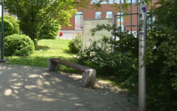 Elvette a piáját, a telefonját, majd megütötte