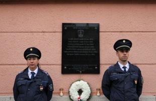 Elhunyt kollégáikra emlékeztek a kaposvári rendőrök