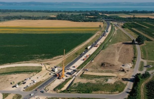 Így építik a hidat a 67-es úton Látrány közelében - VIDEÓ
