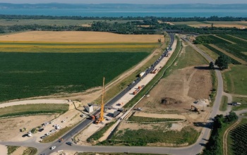 Így építik a hidat a 67-es úton Látrány közelében - VIDEÓ