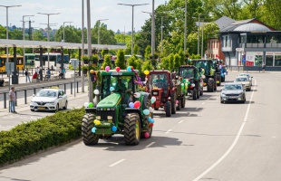 Traktorok és fogatok: így vonultak fel a Mezgaz végzősei – videó