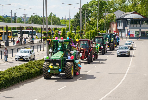 Traktorok és fogatok: így vonultak fel a Mezgaz végzősei – videó