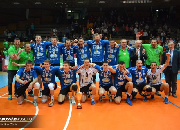 Önfeledt ünneplés a sportcsarnokban