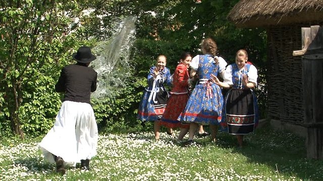 Vödörnyi áldás a lányokra