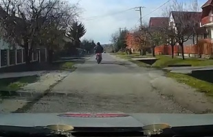 Megpróbált elmenekülni a rendőrök elől az ittas motoros - VIDEÓ