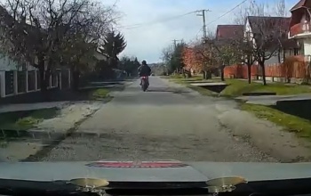 Megpróbált elmenekülni a rendőrök elől az ittas motoros - VIDEÓ