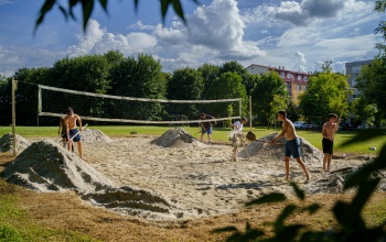 Közösségi összefogással újult meg a zaranyi lakótelepi strandröplabdapálya