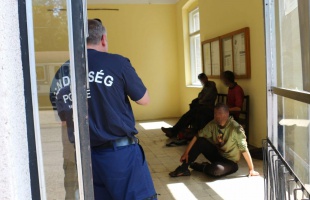 Migránsokat fogtak Jákó-Nagybajom állomáson a tehervonatban