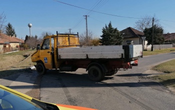 Kisteherautó és személyautó csattant a Balatonnál