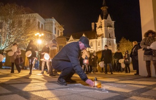Az elhunyt gyermekekért égtek a gyertyák