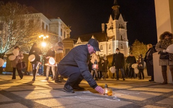 Az elhunyt gyermekekért égtek a gyertyák