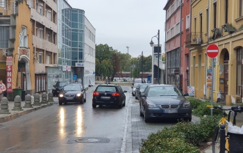 A behajtani tilos tábla ellenére is behajtanak a Teleki utcába