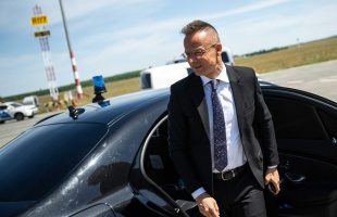 Szijjártó Péter: békepártiak és háborúpártiak között lehet választani június 9-én