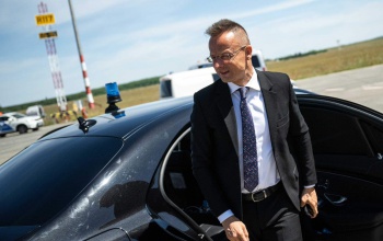 Szijjártó Péter: békepártiak és háborúpártiak között lehet választani június 9-én