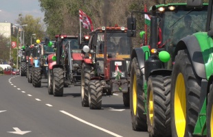 Traktorokkal vonultak végig a városon a mezőgazdasági végzős diákjai