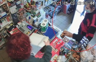 Talált egy pénztárcát a boltban, lenyúlta - a rendőrség keresi a férfit