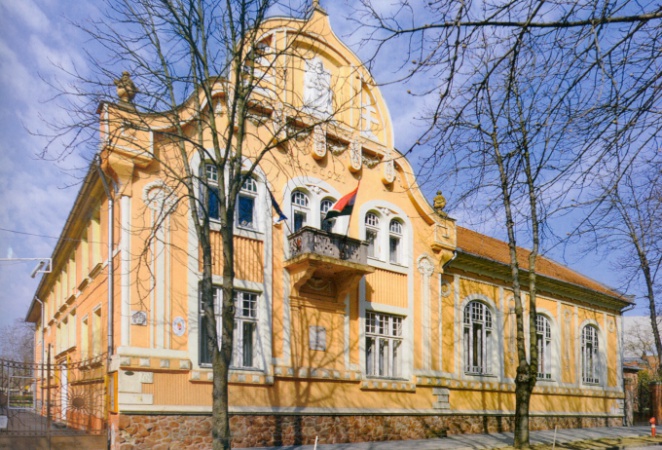 Katolikus székház a református templom mellett