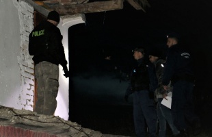 Körözési akció: 8 férfi kezén kattant a bilincs a cseri városrészben