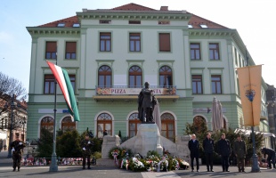Levonták a nemzeti lobogót a Kossuth téren