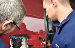 Új technikák, új feladatok - közelebbről is megismerkedtek a kaposvári tűzoltók az elektromos buszokkal
