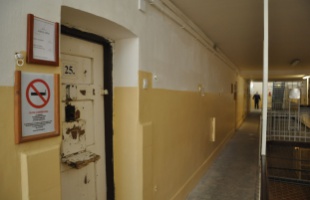 Lerúgta a visszapillantókat, mehet a börtönbe