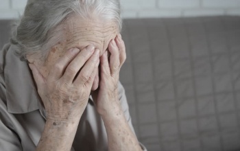 Egy szociális otthon dolgozója rendszeresen lenyúlta az egyik idős lakó pénzét, ezért csapdát állítottak neki
