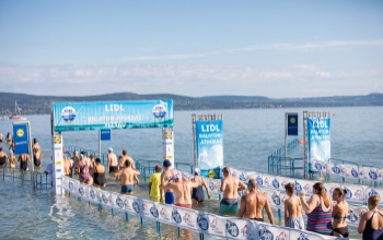 Rekordérdeklődés mellett, kedvező időjárásban rendezik meg a 43. Lidl Balaton-átúszást